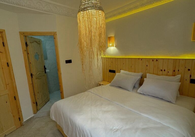 – Good Wi-Fi – Coworking Space – Rooftop with Sea View – Fresh & Local Breakfast – Surf – Yoga (1280 x 900 px) (1)